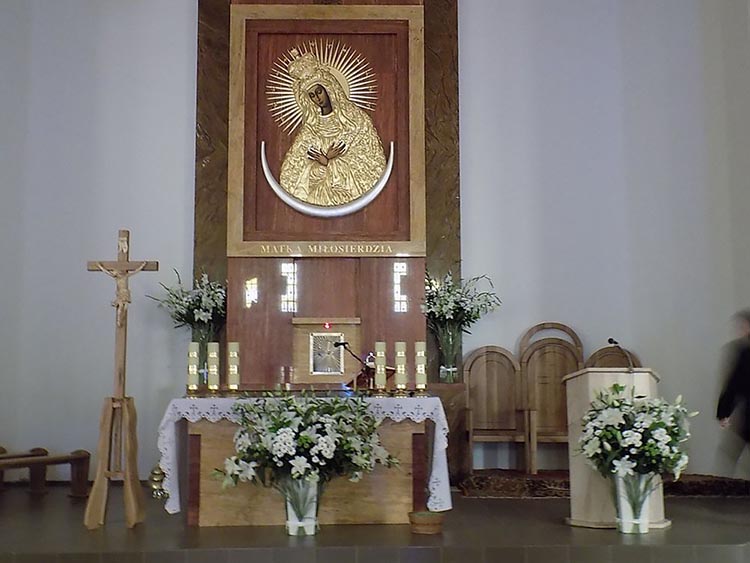 wystrój prezbiterium, Matka Boża Ostrobramska ( płaskorzeźba z elementami malowanymi), trawertyny wystrój prezbiterium, Matka Boża Ostrobramska ( płaskorzeźba z elementami malowanymi), trawertyny